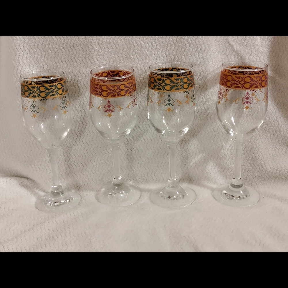 Elegant Ornate Wine Glass Set
